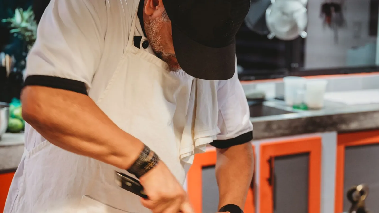 Chef Eddie cooking hands-on during a private cooking class